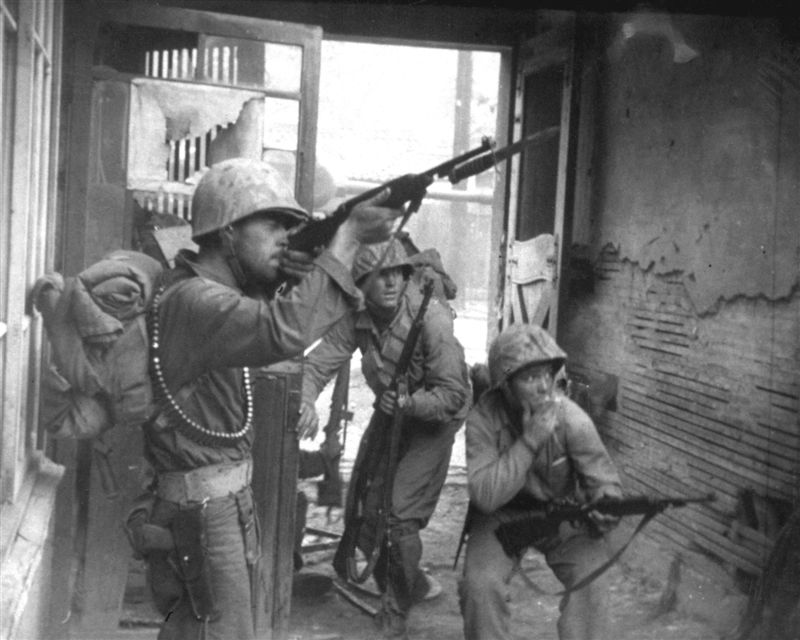 United Nations troops fighting in the streets of Seoul, Korea. September 20,1950..jpg