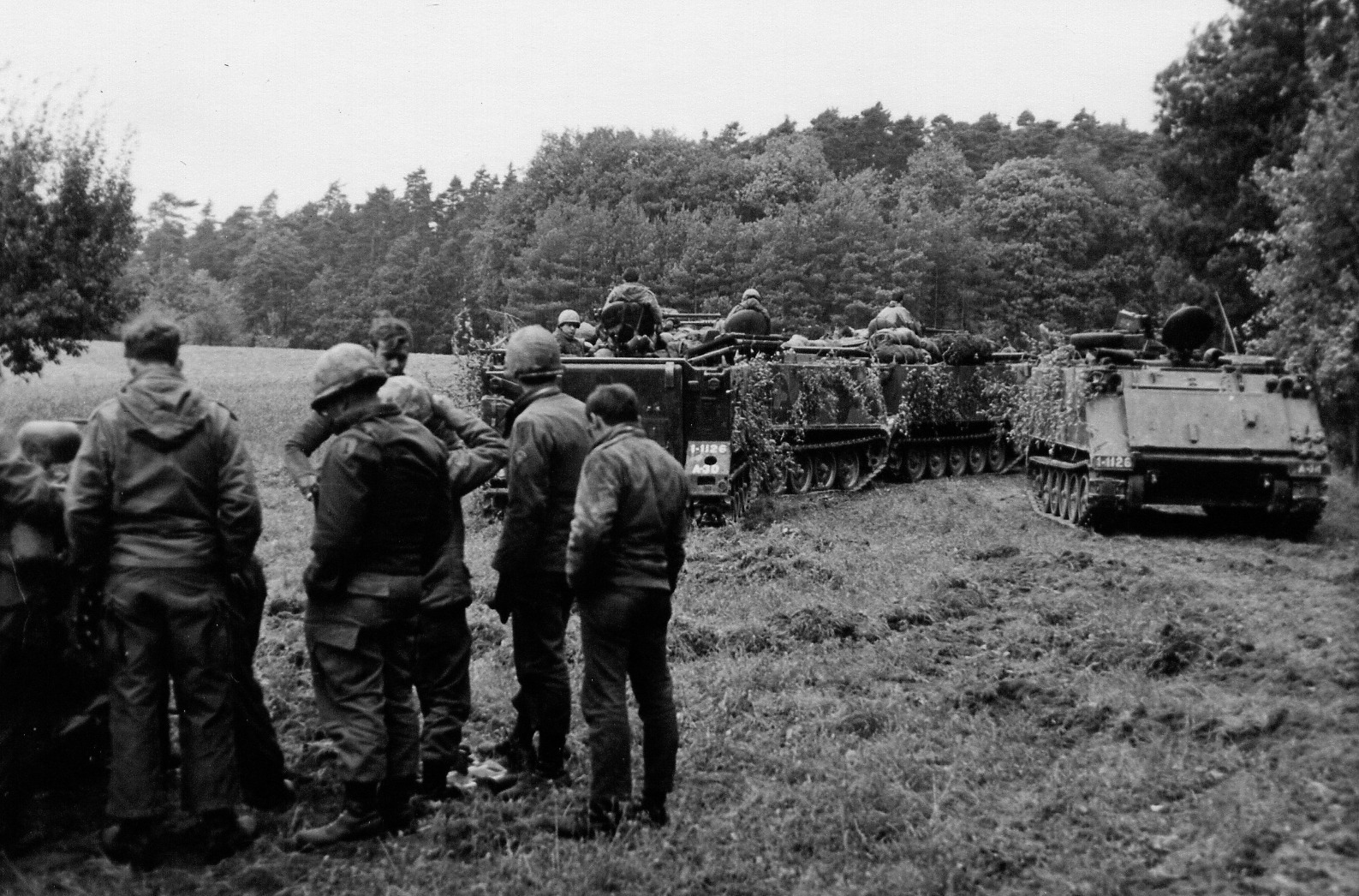 einsatzbesprechung_m113_soldaten_am-jeep_m151.jpg