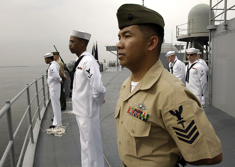 800px-Personnel_man_the_rails_on_USS_Blue_Ridge_(LCC_19).jpg