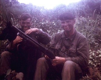 rt grim reaper bill woodier s brokovnicí a psovod a jeho scout dog.jpg